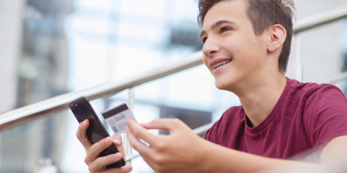 Carte bancaire mineur : quelle carte choisir pour mon enfant ?