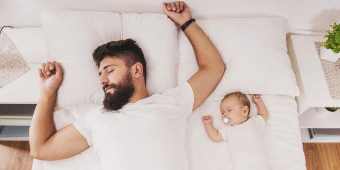 Face au recul de la natalité, le congé paternité gagne du terrain