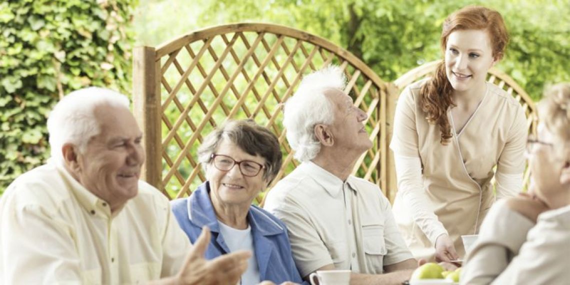 Tâches du quotidien : un senior sur cinq à domicile aidé régulièrement