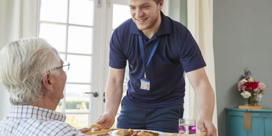 Dépendance : 200 000 emplois à pourvoir d’ici 2050, le défi colossal du grand âge